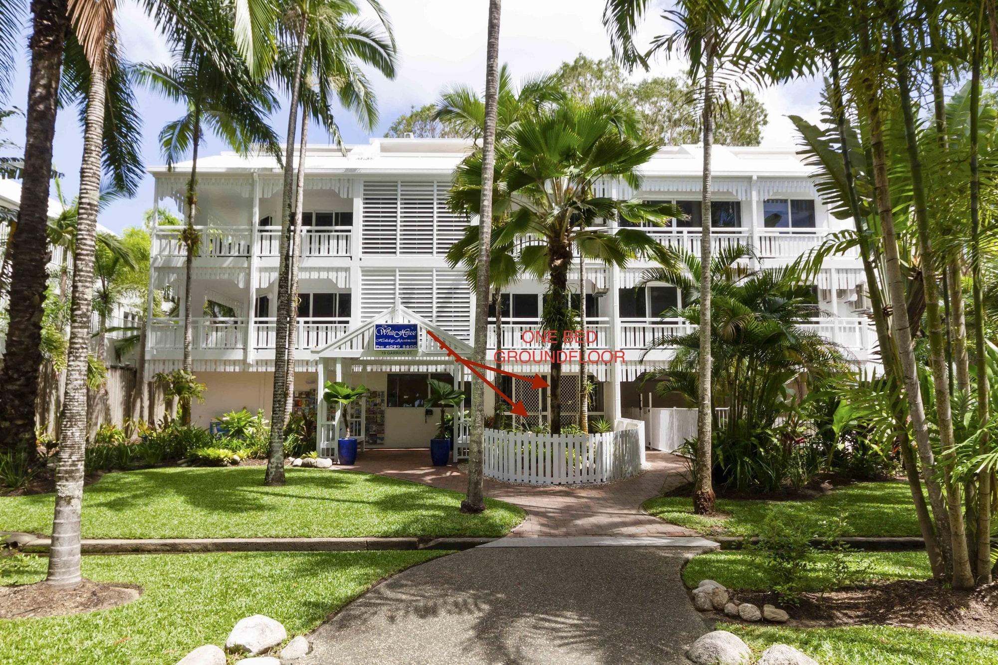 The White House Port Douglas Aparthotel Bagian luar foto