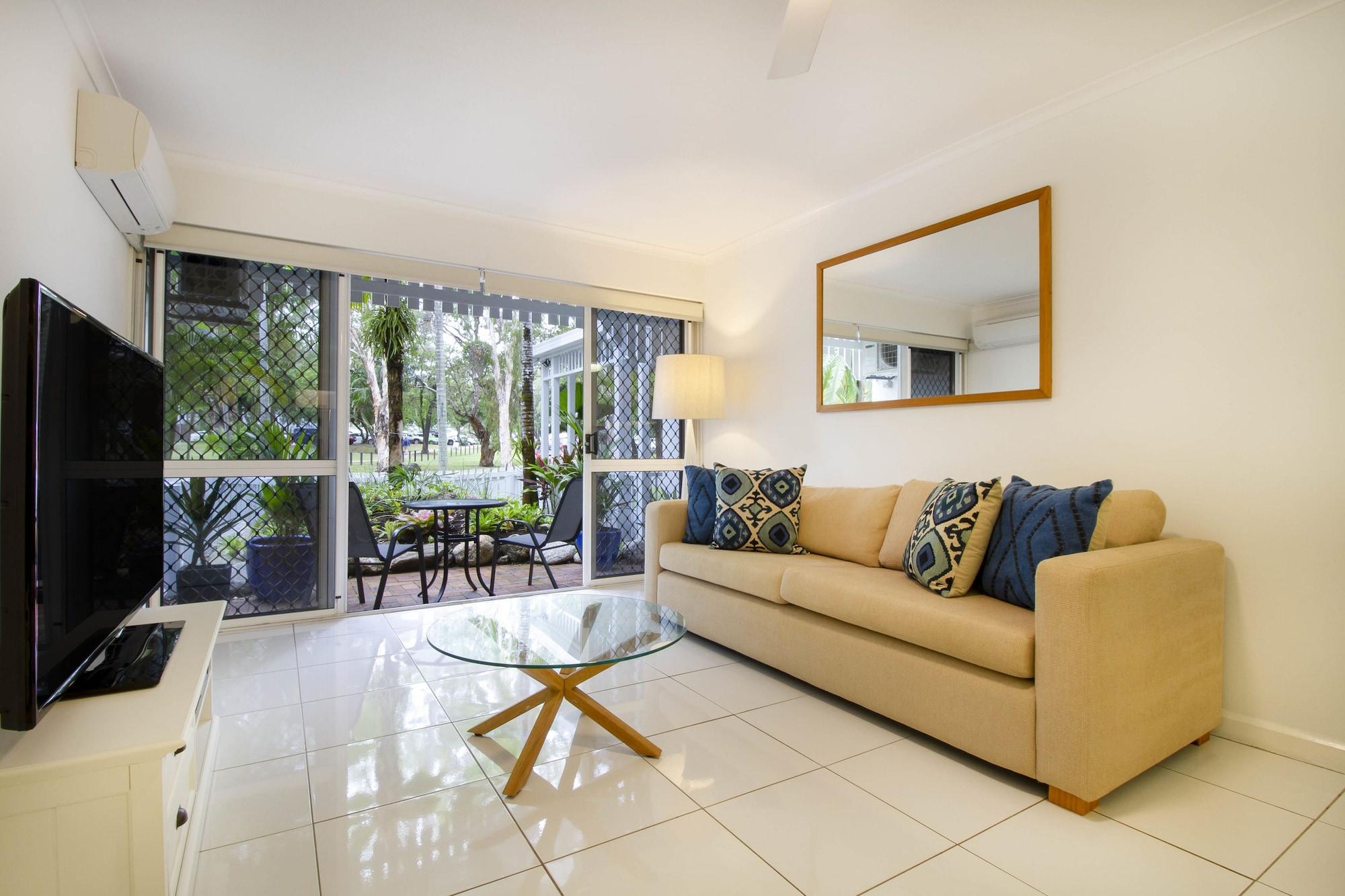 The White House Port Douglas Aparthotel Bagian luar foto